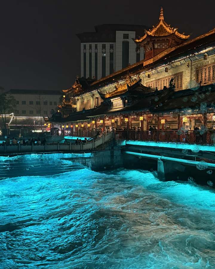 Puente Nanqiao iluminado de noche en Dujiangyan