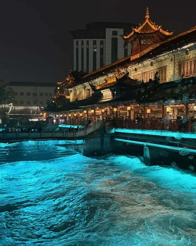 Puente Nanqiao iluminado de noche en Dujiangyan